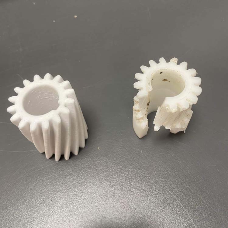 Replacement d'un engrenage cassé avec un engrenage imprimé en 3D avec le Nanovia PC-PTFE par LECLid